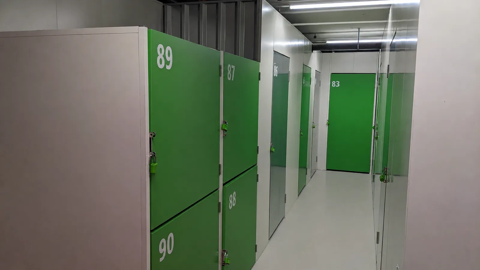 Storebox Abteile Winterthur Neuhegi – grüne Self-Storage Boxen mit Nummerierung