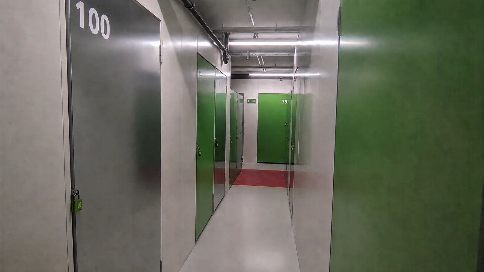 Storebox Self-Storage Winterthur – Innenansicht beleuchteter Korridor mit Lagerabteilen